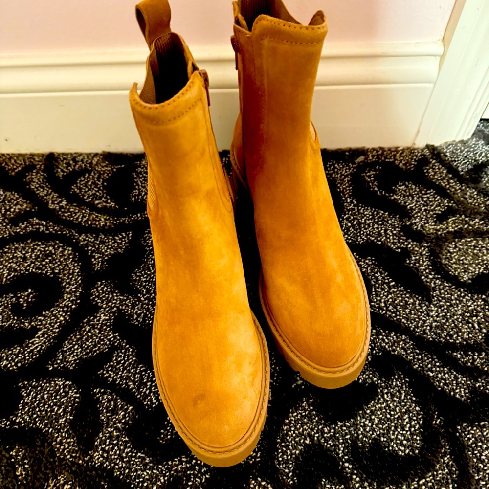 New Chelsea & Violet Lottie Suede Lug Sole Platform Chelsea Booties - Picture 6 of 10